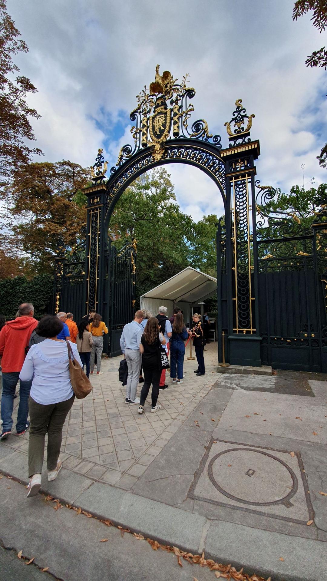 Entrée des visiteurs par la grille du Coq.