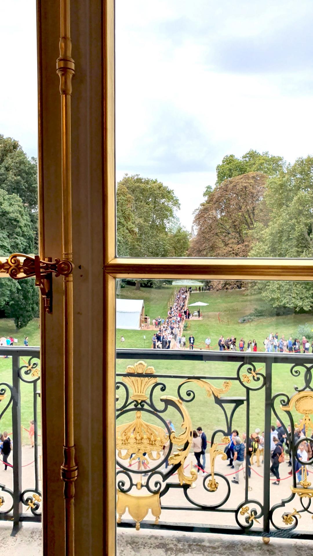 Vue du salon doré sur le parc.