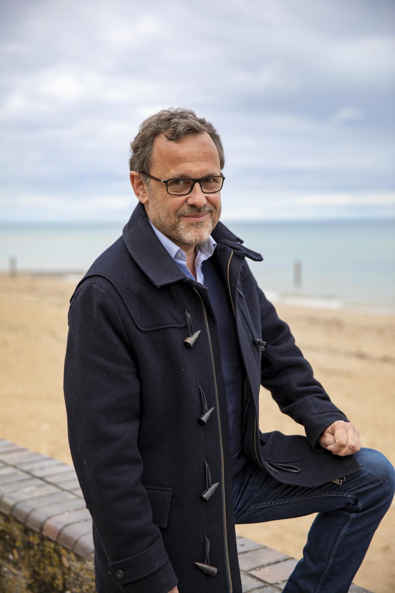 Pause en bord de mer, près de son atelier.