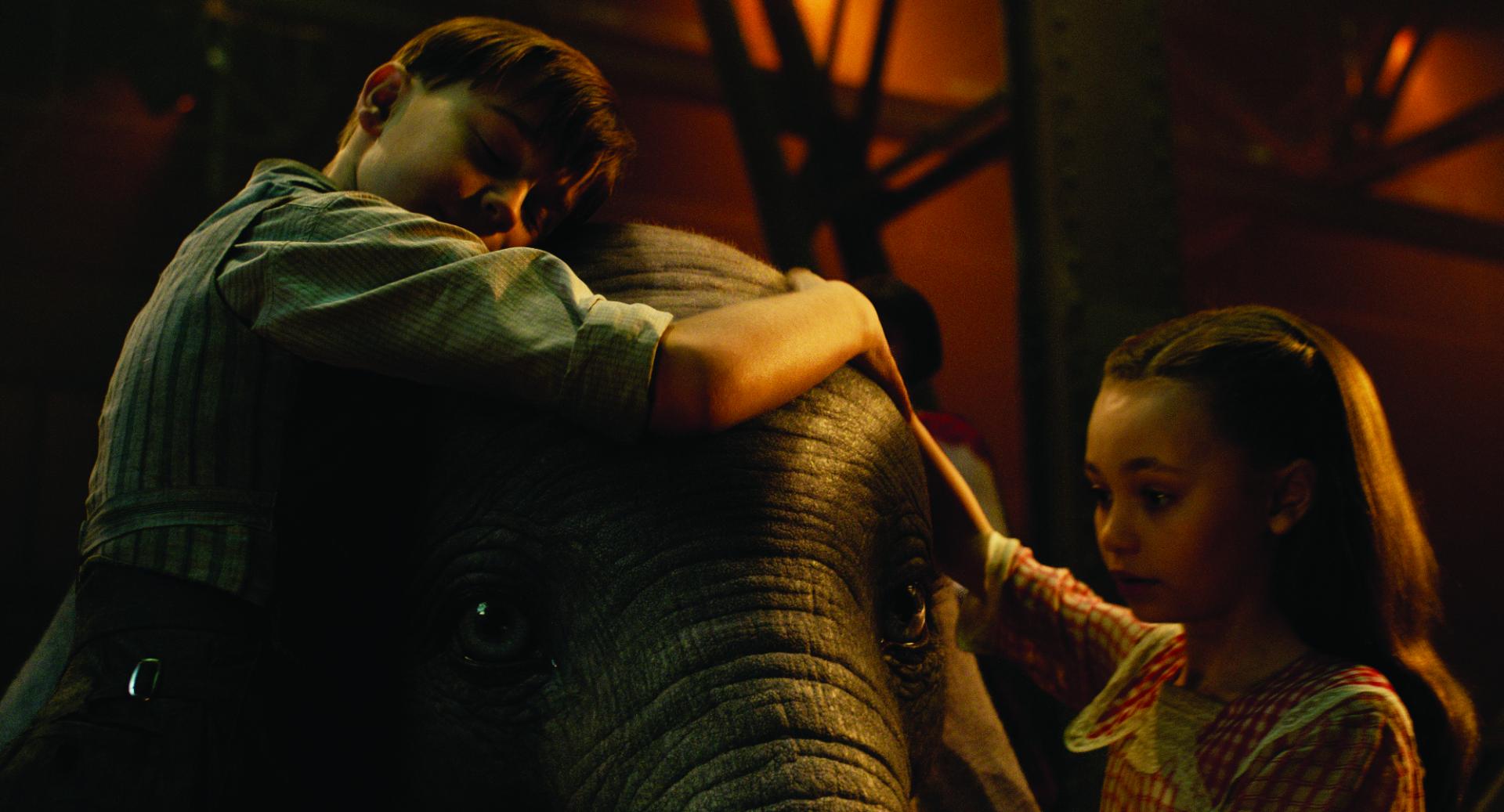 Joe (Finley Hobbins), Milly (Nico Parker) et Dumbo