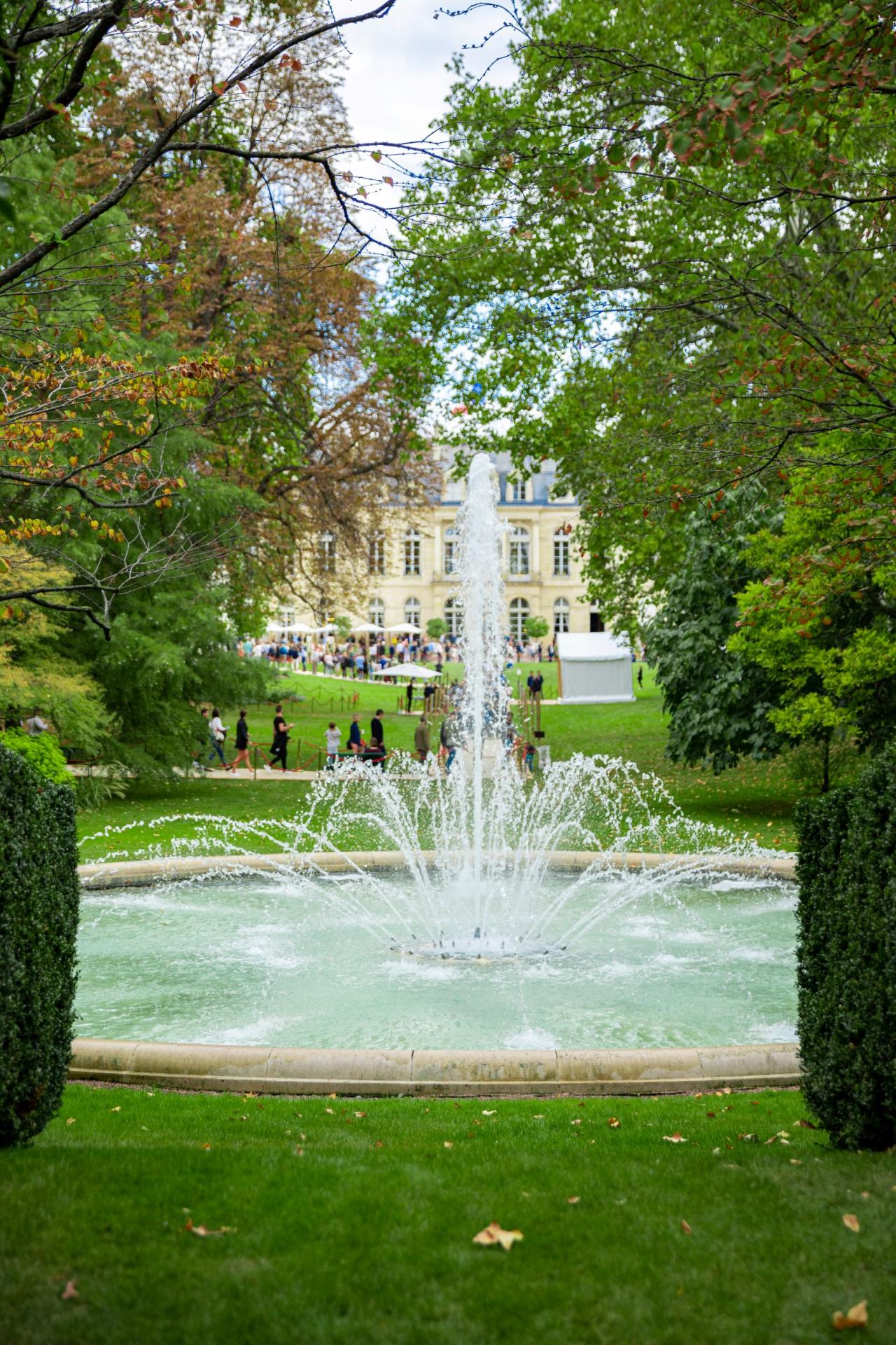 Le parc et son bassin, animé d'un jet d'eau.