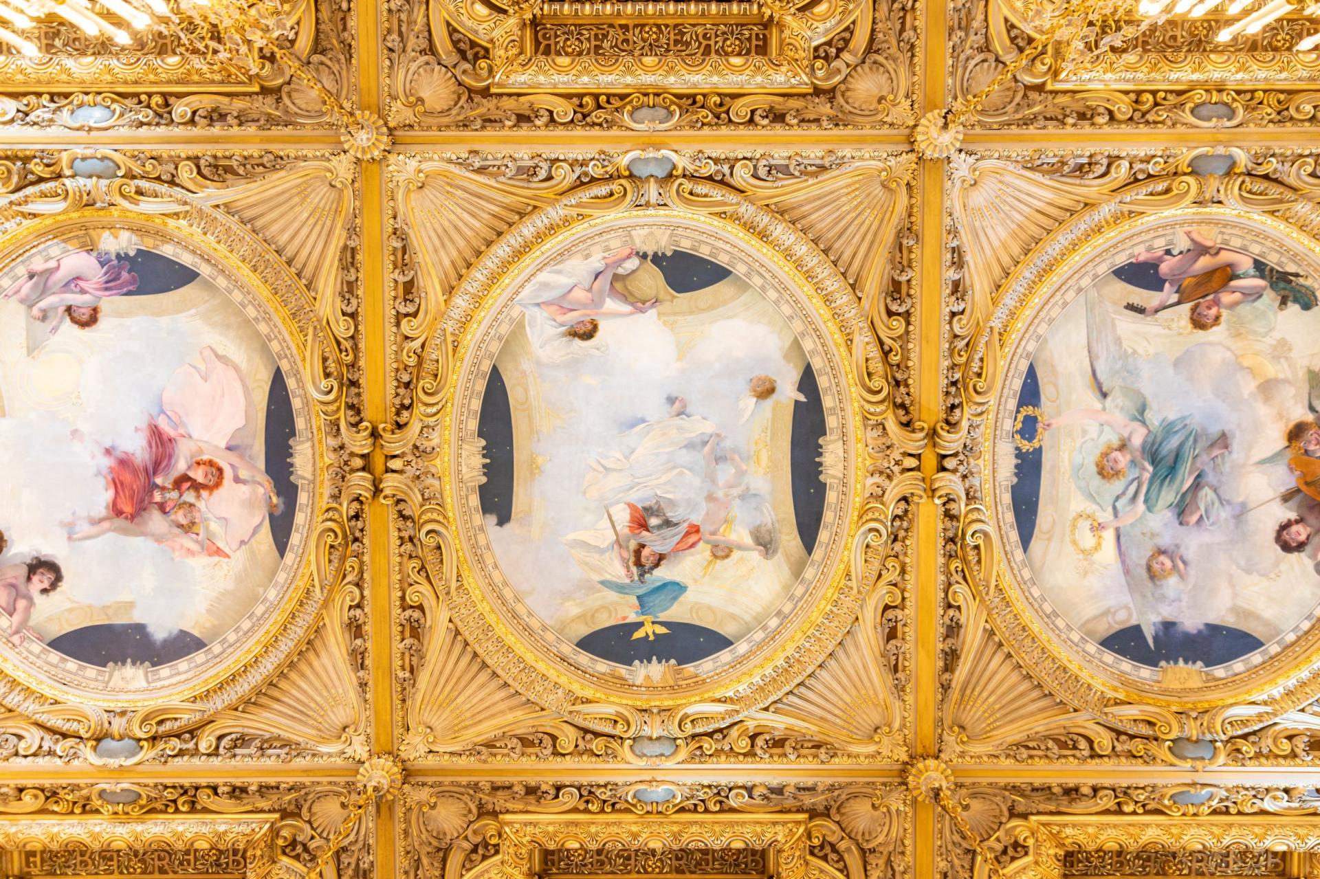 Plafond de la salle des fêtes.