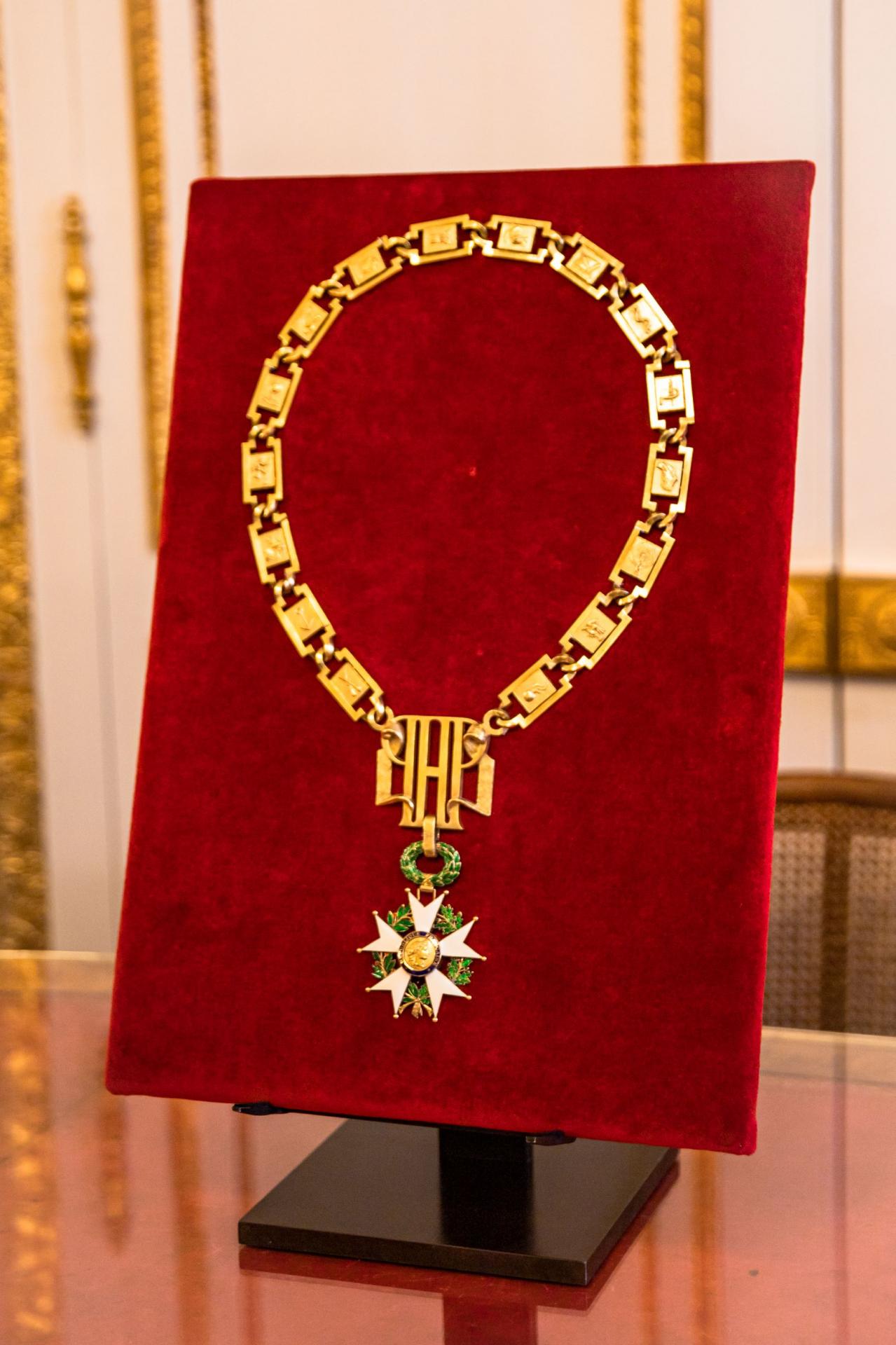 Le Président de la République est nommé grand maître de la Légion d'honneur.