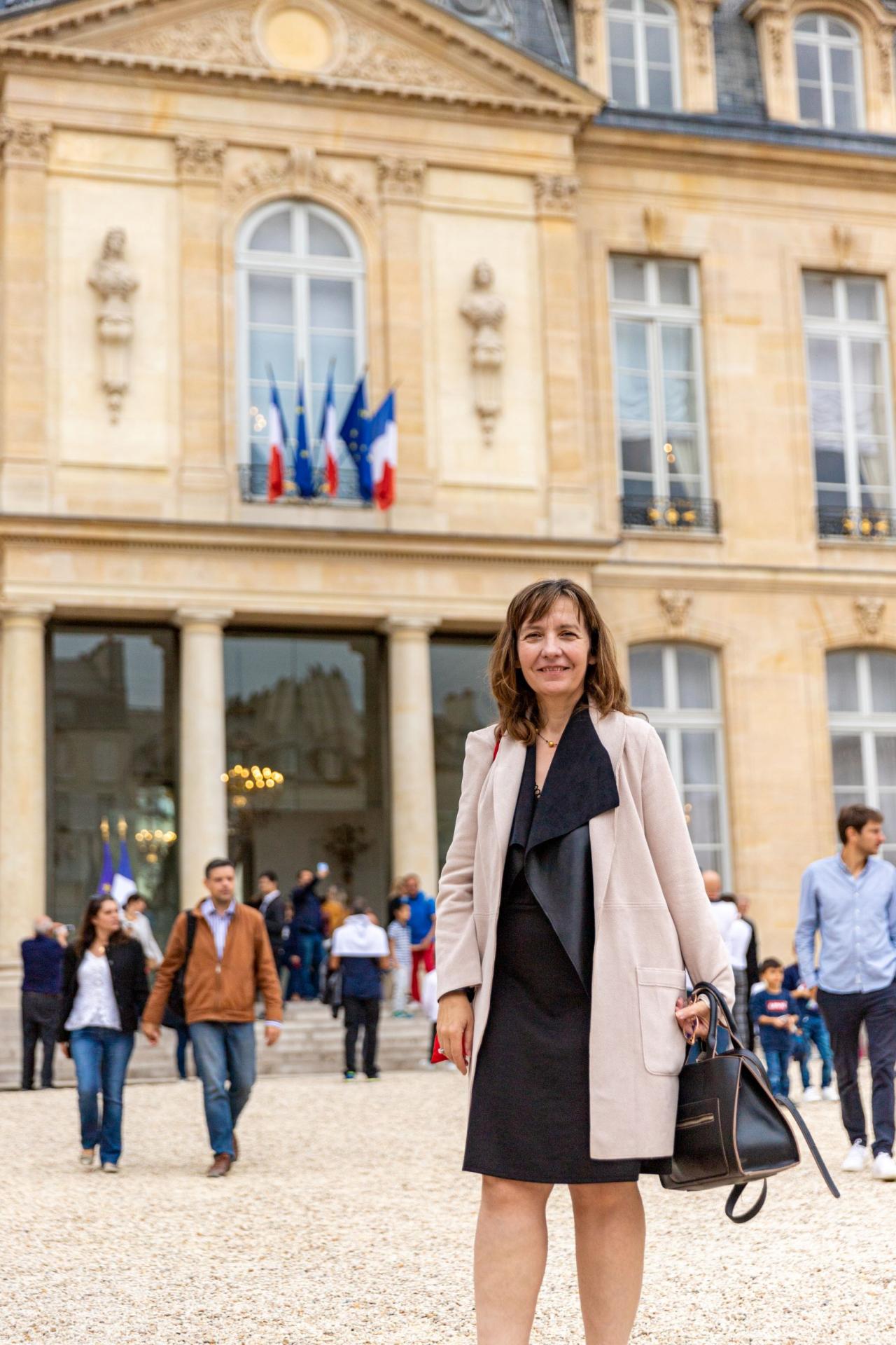 Dans la cour d'honneur de l'Elysée.